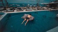 Lorenzo juga santai rebahan di atas kasur air seperti ini (@jorgelorenzo99/Instagram)   