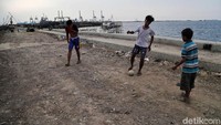 Sebagian anak menjadikan lokasi yang akan dibangun jalan untuk bermain sepakbola.
