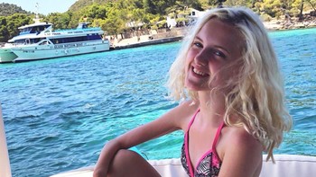 Aku punya YouTube Channel sekarang, aku bikin tutorial dan bikin vlog setiap minggunya ketika aku berpergian, membuat hal-hal keren, aku sangat merasa beruntung di YouTube dan aku melakukan tutorial di YouTube sendiri, jadi subscribe ya! Foto: Instagram/tilly.lockey