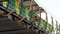 JPO Pasar minggu ini jadi salah satu jembatan yang direvitalisasi oleh Pemprov DKI Jakarta. Sebelumnya JPO Pasar Minggu ambruk akibat angin kencang dan hujan lebat pada 2016 lalu.