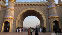 Global Village sebenarnya adalah destinasi belanja dengan konsep pasar malam. Bedanya, dalam kawasan ini dibuatlah paviliun yang mewakili negara-negara dunia. (Bonauli/detikcom)