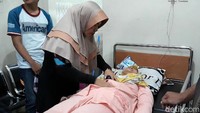 Ningsih melakukan pengobatan dengan cara memijat, mengelus dan menekan bagian tubuh pasien.