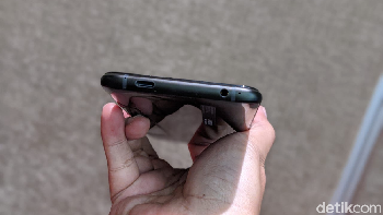Bagian bawah terdapat port USB Type C dan jack audio 3,5 mm. Foto: Adi Fida Rahman/detikINET