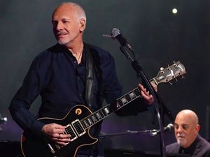 Idap Penyakit Langka, Rocker Legendaris Peter Frampton Tidur dengan Gitar