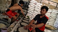 Industri rumahan tersebut menjadi salah satu penggerak ekonomi bagi warga Rusunawa Cakung.