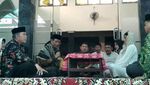 Momen Mahfud MD Bimbing Mantan Staf Jadi Mualaf