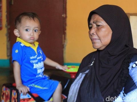 Kisah Ade, Driver Ojol yang Ngojek Sambil Gendong Anak