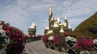 Rangkaian bunga dibuat dengan bentuk yang beragam. Ada yang dibuat dengan bentuk hati, rumah, rambut perempuan, gaun wanita, boneka, istana sampai pesawat. (Bonauli/detikcom)