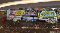 Kiriman bunga itu datang dari karyawan, pengusaha, politisi hingga para pejabat pemerintah. Karanan bunga dari Presiden Joko Widodo pun hadir menghiasi tempat persemayaman. da juga dari Ketum PDIP Megawati Soekarnoputri. Jajaran menteri pun mengirimkan karangan bunga, seperti Menteri Kelautan dan Perikanan Edhy Prabowo dan Menteri Komunikasi dan Informatika Johnny G Plate, Menhub Budi Karya Sumadi.