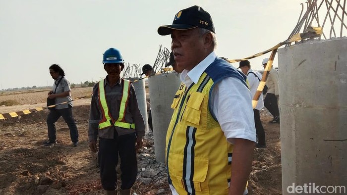 Menteri Pekerjaan Umum dan Perumahan Rakyat (PUPR) Basuki Hadimuljono mengecek jalan akses ke pelabuhan Patimban di Subang, Jawa Barat.
