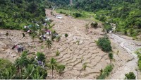 Jumlah pengungsi korban banjir bandang di Kabupaten Solok Selatan, Sumatera Barat, terus bertambah, dari 330 menjadi 580 orang. Para pengungsi membutuhkan tenda, bahan makanan, hingga kebutuhan bayi. (Foto: Jeka Kampai/detikcom)
