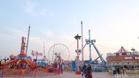 Puas berbelanja, kamu bisa menjajal berbagai permainan yang disediakan khusus di area belakang, namanya Carnaval. Di sini tersedia berbagai wahana santai sampai yang memacu adrenalin.  (Bonauli/detikcom)