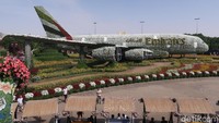 Tentu yang paling menarik perhatian adalah rangkaian bunga dengan bentuk pesawat. Sebagai salah satu armada pesawat terbesar dunia, rangkaian ini juga berhasil menyabet gelar rangkain bunga terbesar yang berbentuk Airbus A380. (Bonauli/detikcom)