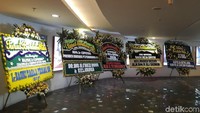 Ratusan karangan bunga tampak dipasang berjejer. Dari depan gedung, samping hingga menuju belakang gedung.