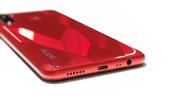 Bagian bawah ponsel ini terdapat port jack audio 3,5 mm, microUSB dan speaker. Foto: Adi Fida Rahman/detikINET