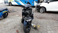 Sesampai di simpang empat UPN, bus yang dikemudikan Arif Himawan Suryadi (32) itu tetap melaju ke arah timur meski lampu APILL (alat pemberi isyarat lalu lintas) menyala merah.