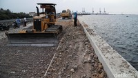 Alat berat juga memadatkan tanah yang akan dibangun jalan penghubung Tanggul Laut Cilincing-Pelabuhan Tanjung Priok.
