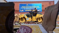 Sementara Miras digilas dengan alat berat.