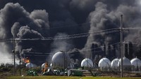  Asap hitam membumbung tinggi ke udara. Marie D. De Jesus/Houston Chronicle via AP.