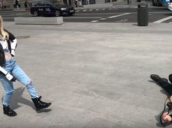 Keseharian Gadis Tangan Bionik, Bisa Masak sampai Makeup Sendiri