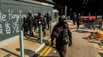 Buru Demonstran, Polisi Hong Kong Masuk Kampus PolyU