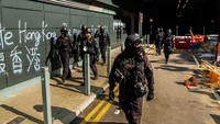 Sejumlah aparat kepolisian Hong Kong mulai memasuki gedung Universitas Politeknik Hong Kong (PolyU), Kamis (28/11/2019). Billy H.C. Kwok/Getty Images.