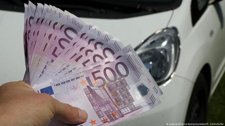 Pria Jerman Letakkan Uang Rp 300 Juta di Atap Mobil dan Lupa Mengambilnya Pria Jerman Letakkan Uang Rp 300 Juta di Atap Mobil dan Lupa Mengambilnya