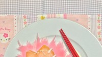 Begini jadinya kalau salmon dan nasi dipadukan menjadi bentuk sepatu yang lucu. Ro juga menambahkan sentuhan girly dengan hiasan hello kitty di sisi sepatunya. Foto: Instagram @eatlikeyoureondeathrow__