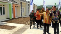 Kepala Kantor Wilayah I PT Bank Tabungan Negara (Persero) Tbk. Manahan Hutapea didampingi Kepala Cabang BTN Bogor Slamet Purwadi dan Sekjen DPD Apersi Jawa Barat, Bunyamin meninjau akad KPR massal yang diikuti oleh 200 debitur dengan skema Bantuan Pembiayaan Perumahan Berbasis Tabungan atau BP2BT di Bogor, Jawa Barat, Kamis (28/11). Foto: dok. Bank BTN