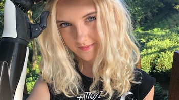 Ia juga seorang beauty vlogger yang kerap membagikan tutorial make up menggunakan tangan bioniknya. Wow! Foto: Instagram/tilly.lockey