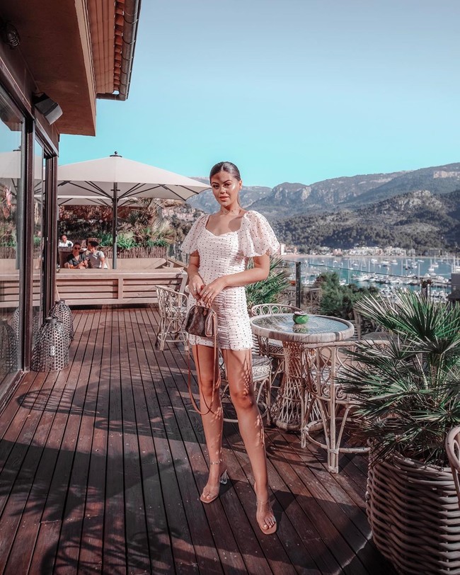 Awalnya Emily hanya mendapat uang ratusan ribu dari YouTube. Kini tampaknya ia sudah menerima penghasilan hingga miliaran sampai menolak tawaran bernilai Rp 126 juta padahal hanya untuk satu menit kerja. Emily pun mengaku mendapat penghasilan dari postingan bersponsor, tautan link hingga penyebutan brand. Foto: Instagram @emilycanham