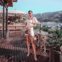 Awalnya Emily hanya mendapat uang ratusan ribu dari YouTube. Kini tampaknya ia sudah menerima penghasilan hingga miliaran sampai menolak tawaran bernilai Rp 126 juta padahal hanya untuk satu menit kerja. Emily pun mengaku mendapat penghasilan dari postingan bersponsor, tautan link hingga penyebutan brand. Foto: Instagram @emilycanham