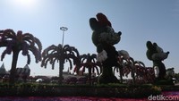 Boneka Walt Disney pun ikut menghiasi taman bunga ini. Rangkaian bunga berbentu Donald Bebek, Mickey Mouse, Minnie Mouse dan Teddy Bear menjulang mempercantik wajah Dubai Miracle Garden. (Bonauli/detikcom)