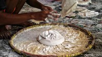 Lembaran tipis yang digunakan sebagai kulit lumpia ini terbuat dari tepung gandum.