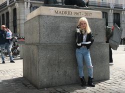 Keseharian Gadis Tangan Bionik, Bisa Masak sampai Makeup Sendiri