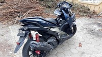 Pada saat bersamaan, korban yang mengendarai motor jenis matik bernomor polisi AB-5839-MA melaju dari arah utara ke selatan. Korban memacu motornya karena lampu APILL menyala hijau.