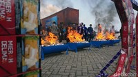 Rokok dimusnahkan dengan cara dibakar di Pelabuhan Merak Mas, Cilegon, Banten, Kamis (28/11).