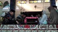 Sebelum Devi melafalkan dua kalimat syahadat, Mahfud MD menyampaikan khotbah singkat. Setelahnya Mahfud membimbing Devi mengucapkan dua kalimat syahadat sebanyak tiga kali.