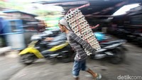 Kementerian Perdagangan (Kemendag) memprediksi harga sejumlah bahan pangan bakal naik jelang Natal dan Tahun Baru.