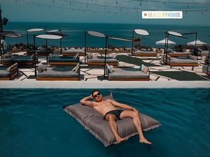 Potret Jorge Lorenzo Asyik Berenang di Bali