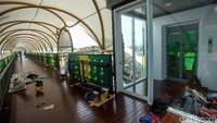 Untuk memberikan kemudahan dan kenyamanan bagi para pejalan kaki, khususnya penyandang disabilitas, lansia, dan ibu hamil,  JPO Pasar Minggu juga dilengkapi dengan lift.
