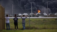 Menurut saksi mata yang tinggal dekat pabrik kimia tersebut, ledakan tersebut seperti sebuah bom. Marie D. De Jesus/Houston Chronicle via AP.