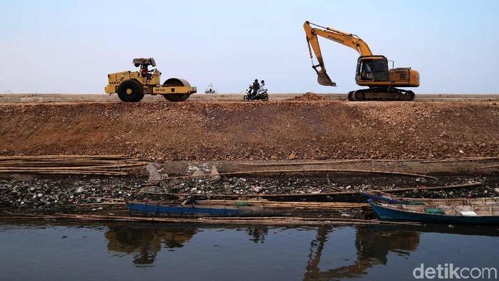 Pembangunan jalan yang menghubungkan Tanggul Laut Cilincing-Pelabuhan Tanjung Priok sedang dikerjakan. Begini progres terkininya.