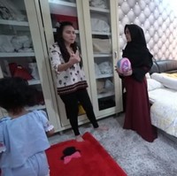 Ayu Tingting memamerkan kamar tidurnya saat didatangi oleh Ria Ricis. Melalui tayangan YouTube Ricis, Ayu memperlihatkan kamar tidurnya yang serba putih. Memiliki seorang putri yang masih kecil, area kamar tidur Ayu pun diisi dengan beberapa mainan sang anak. Foto: Instagram, YouTube
