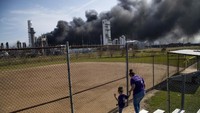 Mereka juga meminta semua orang yang tinggal dalam radius 800 meter dari pabrik untuk dievakuasi. Marie D. De Jesus/Houston Chronicle via AP.