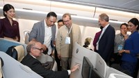 Direktur Utama Garuda Indonesia Ari Askhara bersama Senior Vice President Airbus Commercial Aircraft South East Asia David Dufrenois menjelaskan fitur Airbus A330-900 NEO. Istimewa/Garuda Indonesia.
