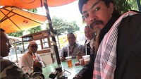 Saat meeting untuk kerjaannya Master Limbad memilih tempat di warung kaki lima. Supaya bisa sambil menikmati kuliner yang ada. Foto: Instagram @limbadindonesia