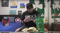 Banana and Sprite Challenge mengharuskan pelakunya menahan pisang dan soda bersamaan di dalam mulut. Hal ini akan membuat pelakunya alami nyeri di rongga mulut. Jika tak sengaja tertelan, campuran keduanya juga berbahaya karena sebabkan susah nafas. Foto: BuzzFeed
