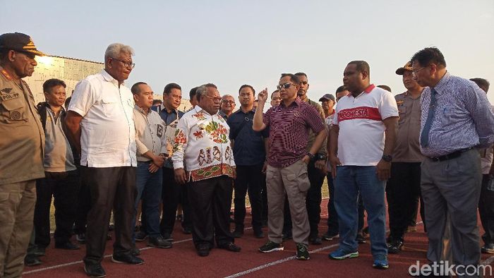 Mendagri Tito Karnavian meninjau kesiapan venue PON 2020 di Timika, papua, Jumat (29/11/2019). (Aufa Saiman/detikSport) Mendagri Tito Karnavian meninjau kesiapan venue PON 2020 di Timika, papua, Jumat (29/11/2019). (Aufa Saiman/detikSport)