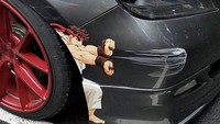Bagian belakang mobil ini tergores benda lain yang kemungkinan besar adalah mobil. Si pengendara menempelkan gambar Ryu Street Fighter dengan jurusnya yang terkenal. Abuget! (Boredpanda)